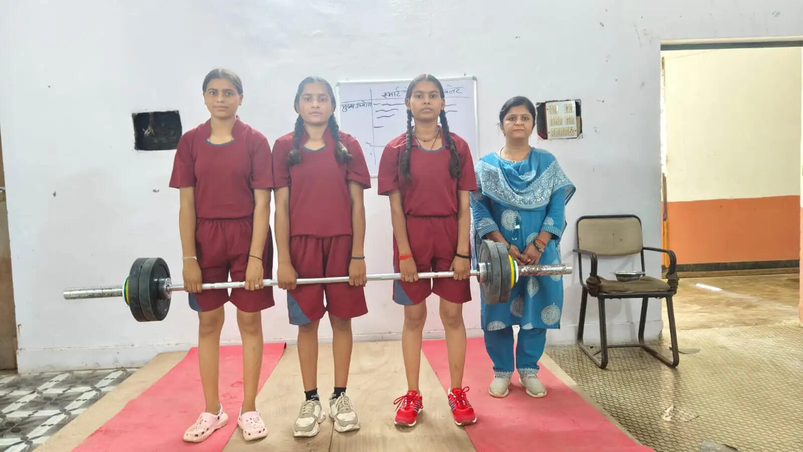 हमीरपुर में&nbsp;गांव की बेटियां उठा रही हैं लोहा, राज्य स्तरीय वेटलिफ्टिंग प्रतियाेगिता में दिखाएंगी दमखम