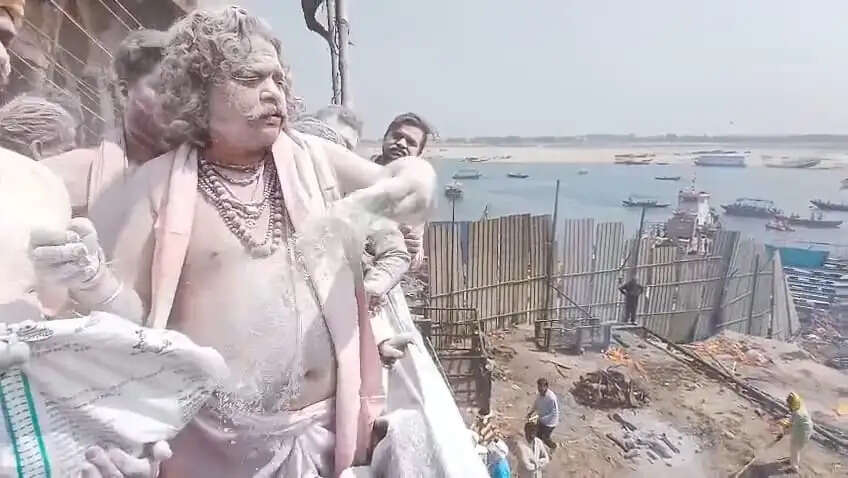 वाराणसी के मणिकर्णिकाघाट पर जलती चिताओं के बीच खेली गई चिता भस्म की होली