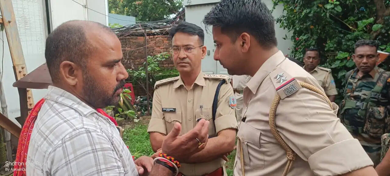 जमीन विवाद से नाराज युवक 40 फीट ऊंचे मोबाइल टावर पर चढ़ा, खुदकुशी की दी चेतावनी