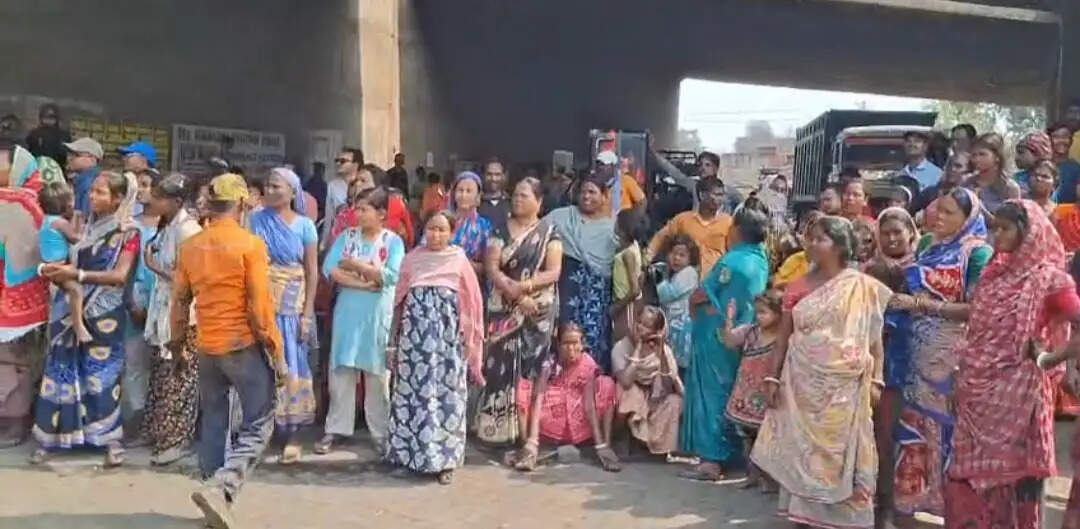 रानीगंज के 35 नंबर वार्ड में पानी की किल्लत को लेकर स्थानीय लोगो ने किया पथावरोध