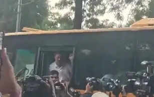 प्रधानमंत्री आवास के पास धरने पर बैठे राहुल और प्रियंका समेत कांग्रेस नेता हिरासत में लिए गए