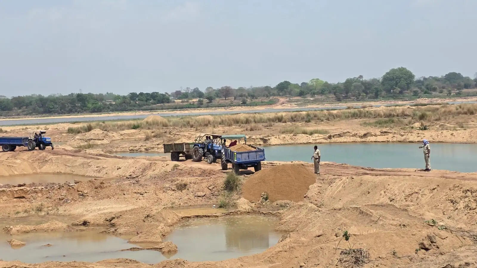 जांजगीर-चांपा में अवैध रेत उत्खनन पर बड़ी कार्रवाई, 200 ट्रैक्टर रेत नदी में डलवाई गई, दाे हाईवा जब्त