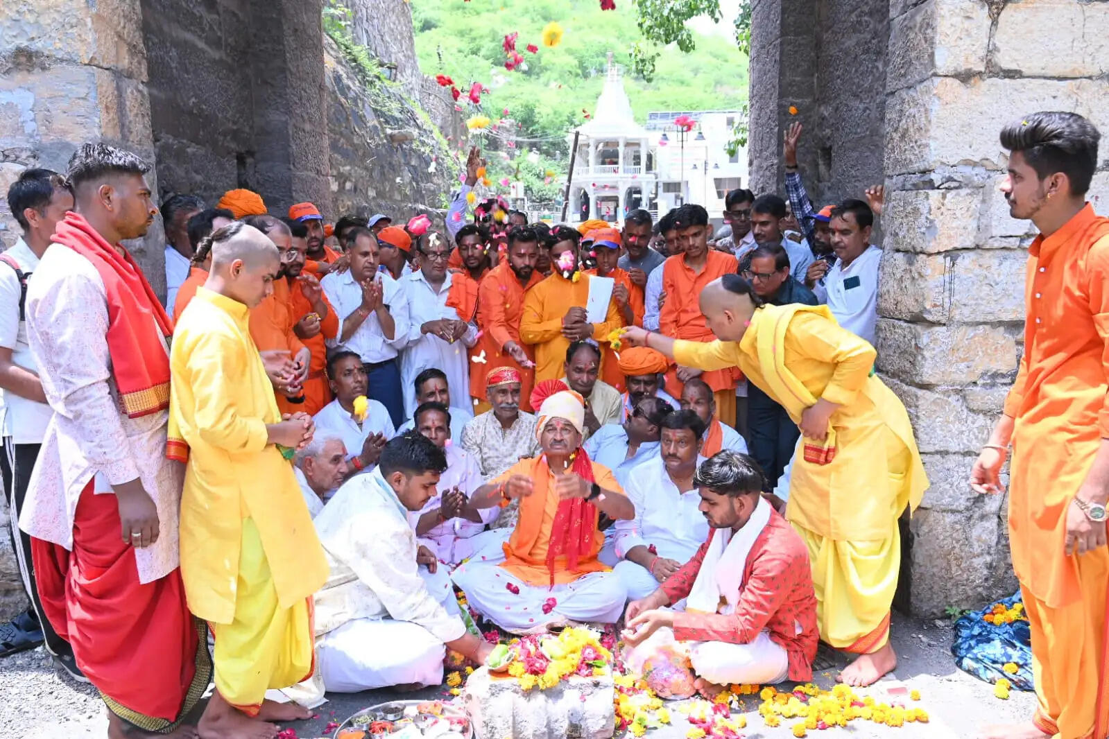 निंबाहेड़ा से चित्तौड़ तक निकली 35 किलोमीटर लंबी आध्यात्मिक कल्याण महापदयात्रा, दुर्ग का चरण पूजन रहा आकर्षण