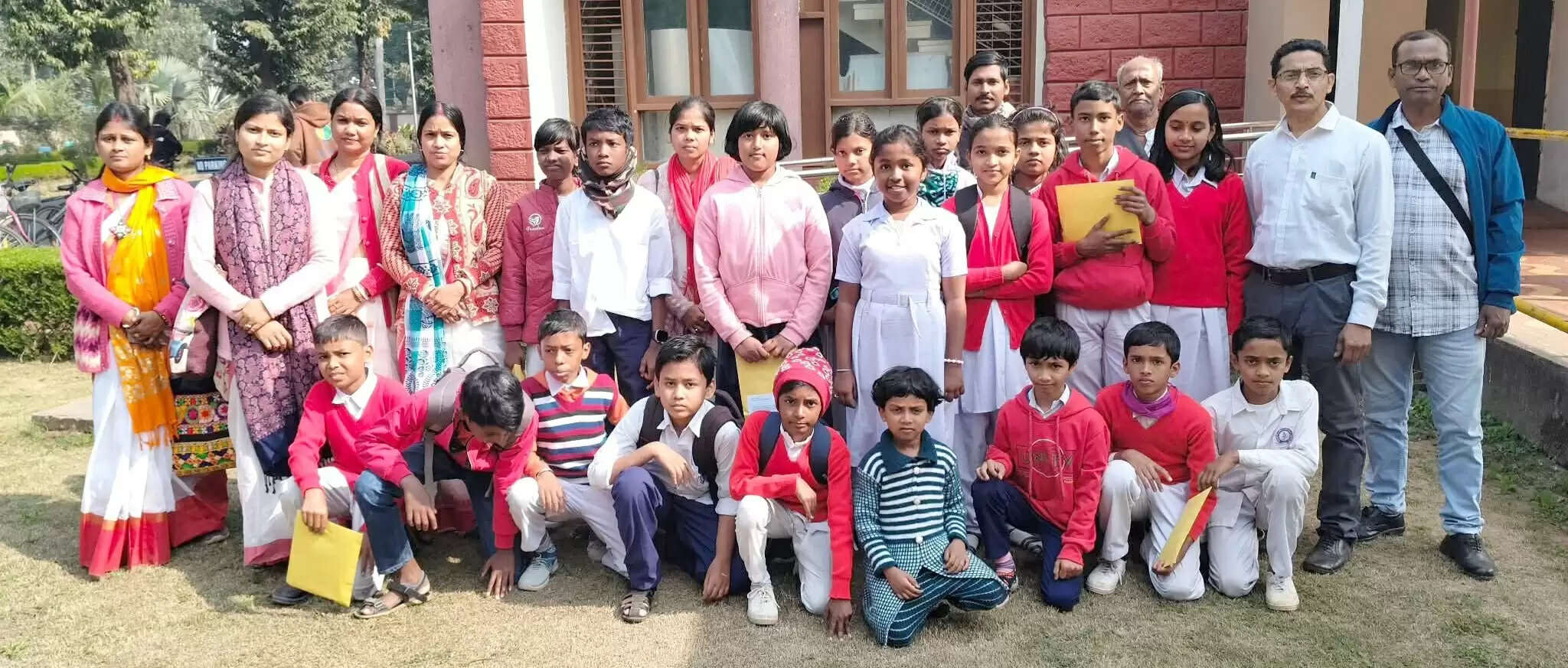 मादपुर सरस्वती शिशु मंदिर के विद्यार्थियों का आईआईटी दौरा