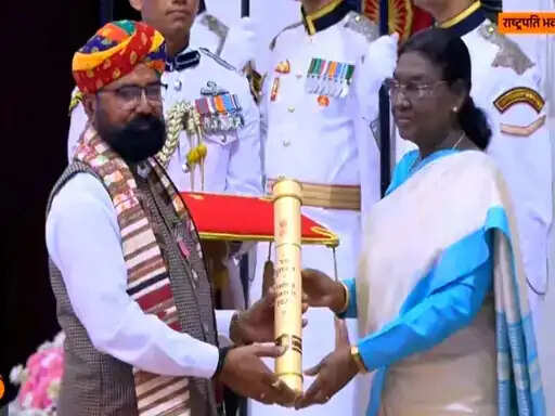 पद्मश्री सम्मान के बाद जैसलमेर पहुंचे अलगोजा वादक तगाराम भील