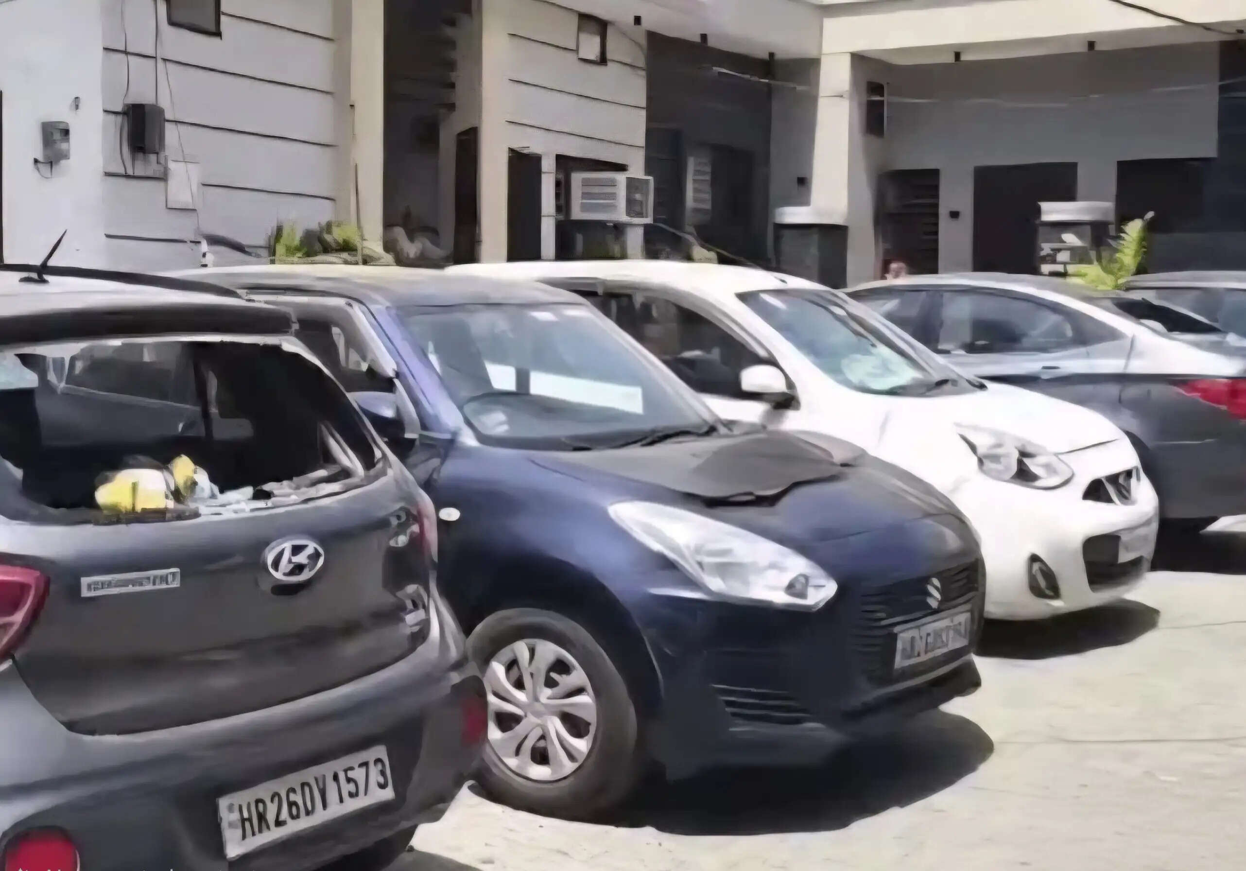 यमुनानगर:उत्पाती युवक ने आठ गाड़ियों के शीशे तोड़े, युवक पर जानलेवा वार