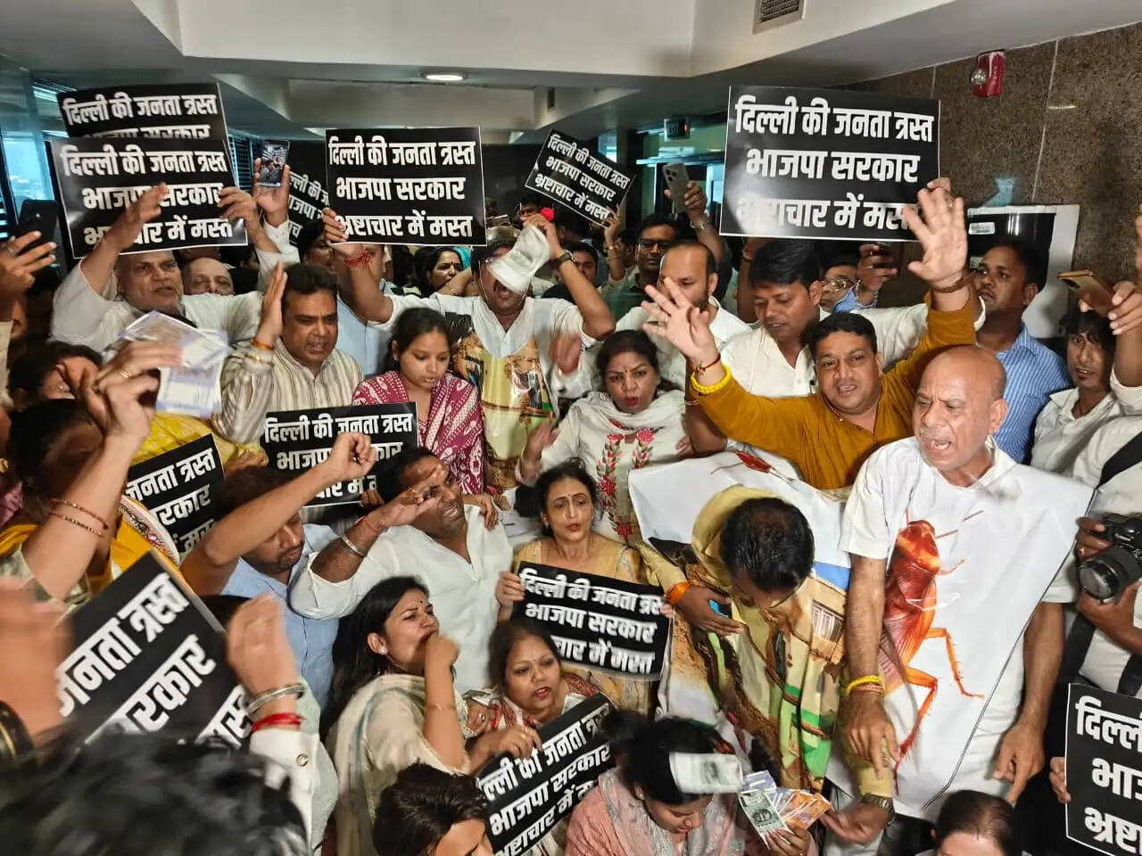 आआपा ने साकेत बिल्डिंग हादसे पर एमसीडी मुख्यालय पर किया प्रदर्शन, डिप्टी कमिश्नर के निलंबन की मांग