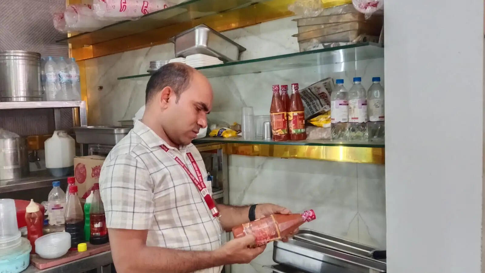 होटल और रेस्टोरेंट में लगे आरओ की खाद्य सुरक्षा विभाग ने की जांच