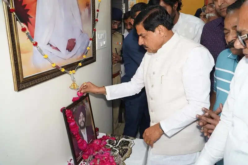 मप्रः मुख्यमंत्री डॉ. यादव ने स्व. गुरकीरत के परिजनों से मिलकर व्यक्त की शोक संवेदना