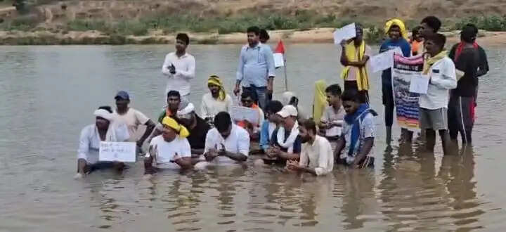 केवई नदी पर बैराज निर्माण के विरोध में ग्रामीणों का जल सत्याग्रह, अडानी परियोजना के खिलाफ बढ़ा आंदोलन