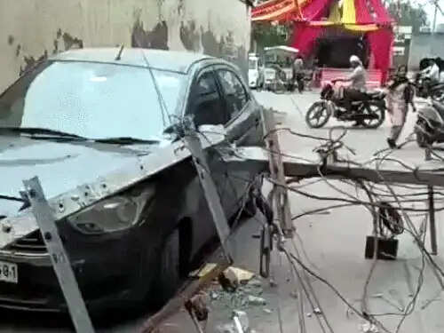 फरीदाबाद : कार पर गिरा बिजली का खंभा, हादसा टला