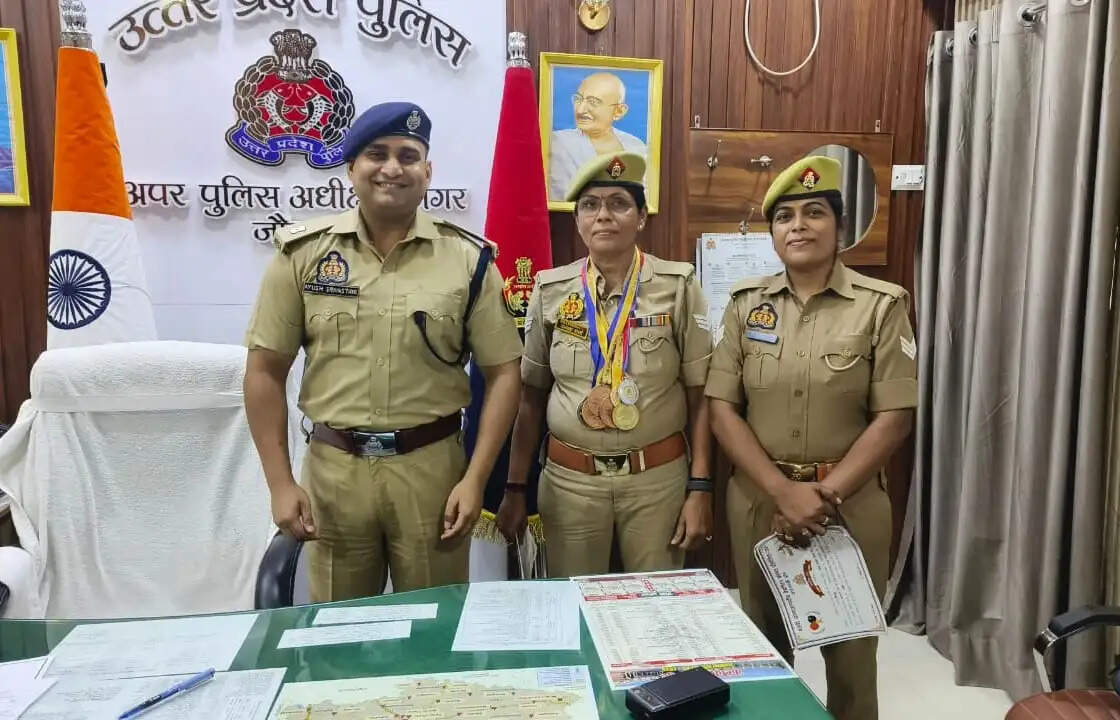 पुलिस खेल प्रतियोगिताओं में चमकीं कनक और स्मिता, कनक ने 12 और स्मिता ने चार पदक जीतकर बढ़ाया जौनपुर पुलिस का मान