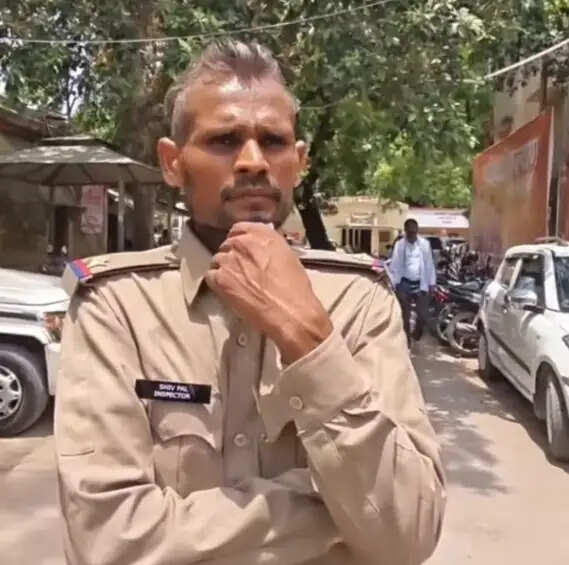 कचहरी में रौब गांठ रहा था फर्जी दरोगा, गिरफ्तार