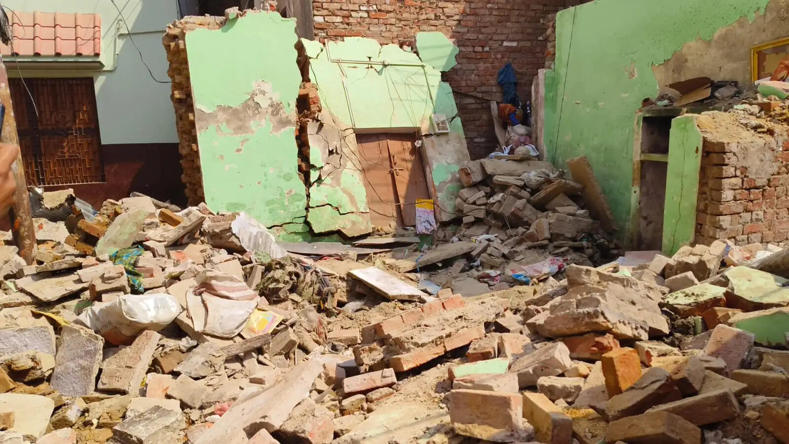 (अपडेट) वाराणसी में सिलेंडर ब्लास्ट से मकान गिरा,मलबे में दबकर भाई-बहन की मौत