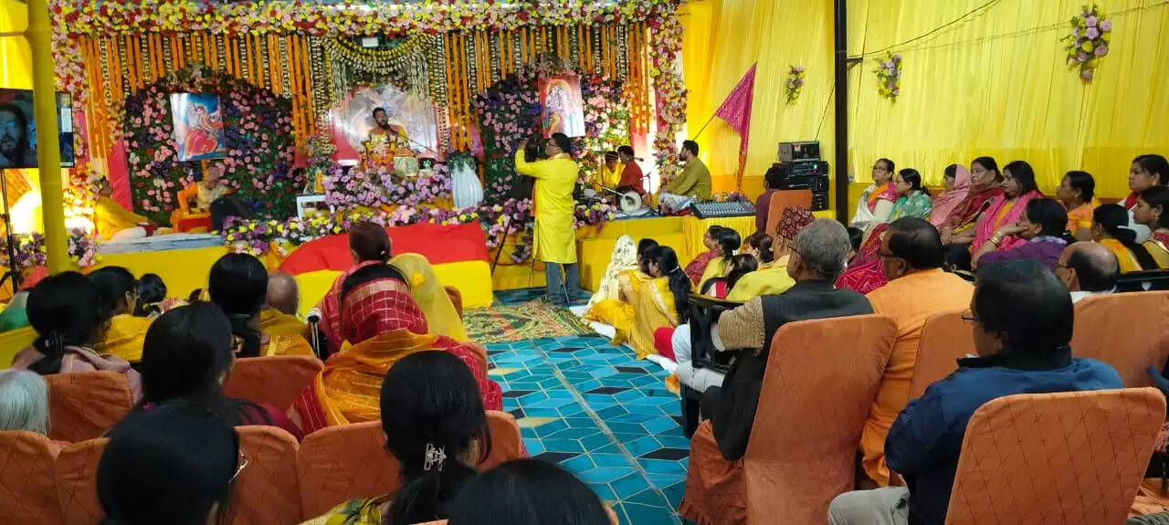 श्रीमद्भागवत कथा ज्ञान महायज्ञ के चौथे दिन धूमधाम से मनाया गया कृष्ण जन्मोत्सव