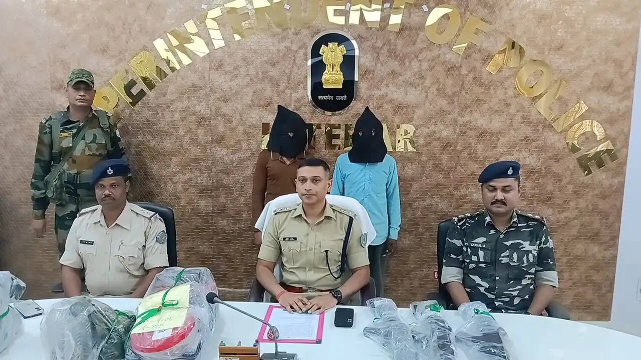लातेहार में नक्सली संगठन जेजेएमपी के दो सदस्य हथियारों के साथ गिरफ्तार