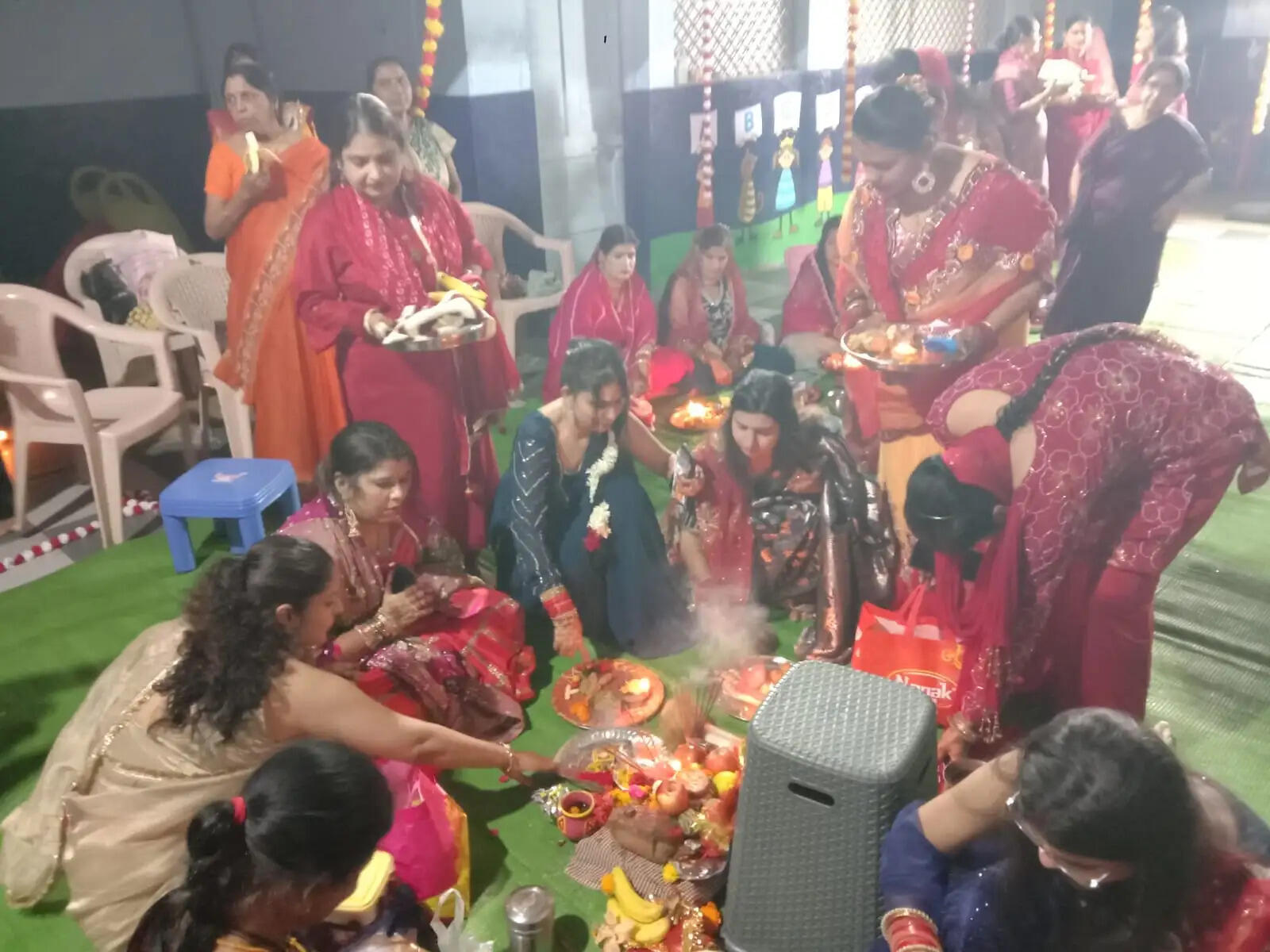सामूहिक करवा चौथ पूजन में महिलाओं का दिखा उत्साह