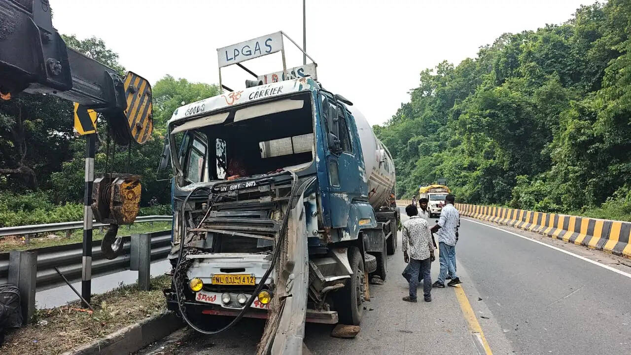 चुटूपालू घाटी में अनियंत्रित ट्रेलर ने दो कारों को उड़ाया, बाल-बाल बचे यात्री