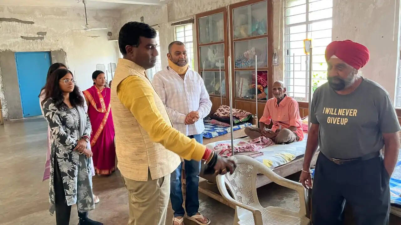 डीसी ने कुलगु ओल्ड, एज होम पहुंचकर बुजुर्गों का जाना हालचाल