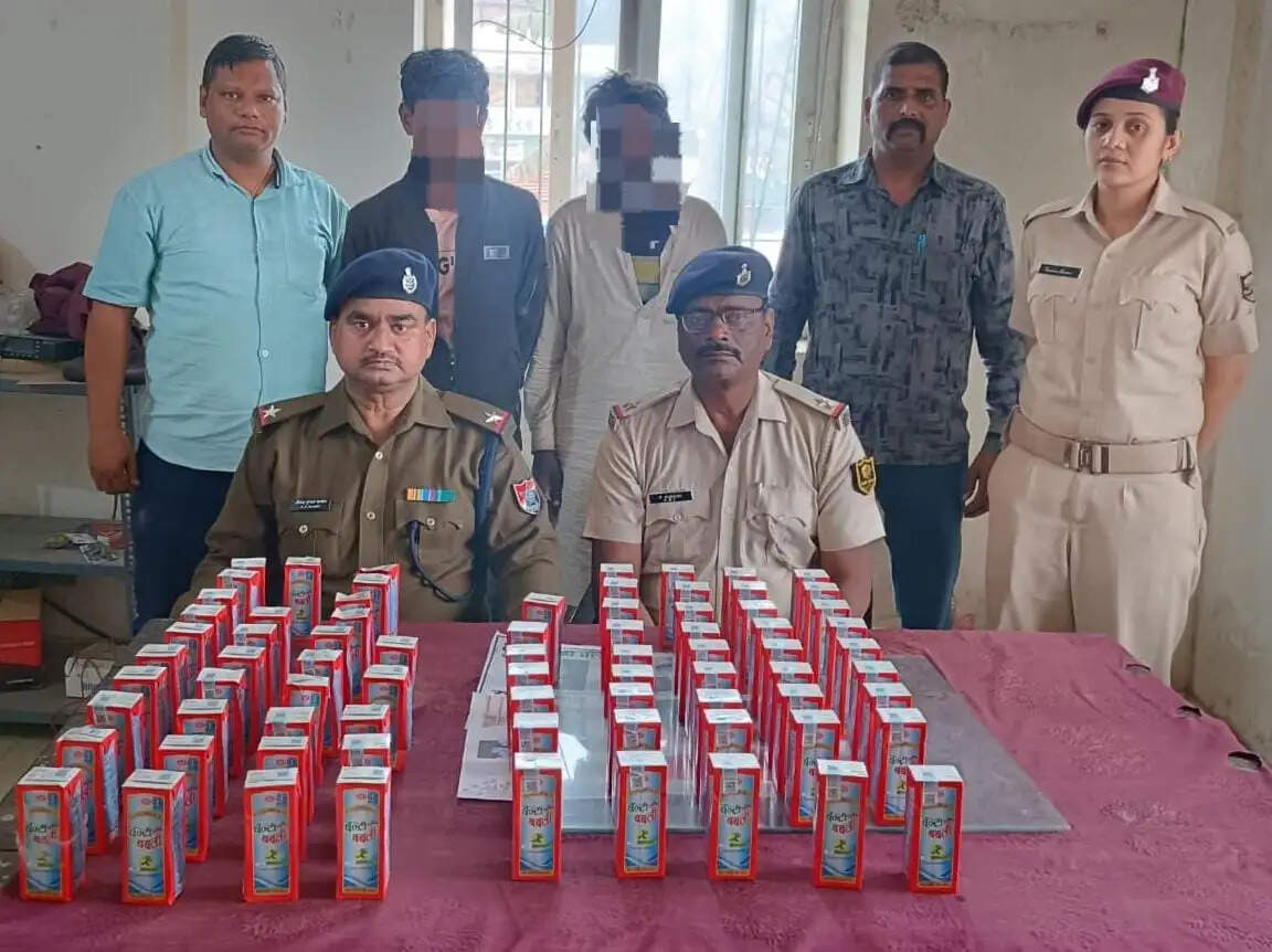 मऊ–छपरा पैसेंजर में दो शराब तस्कर गिरफ्तार, 16 लीटर देसी शराब बरामद