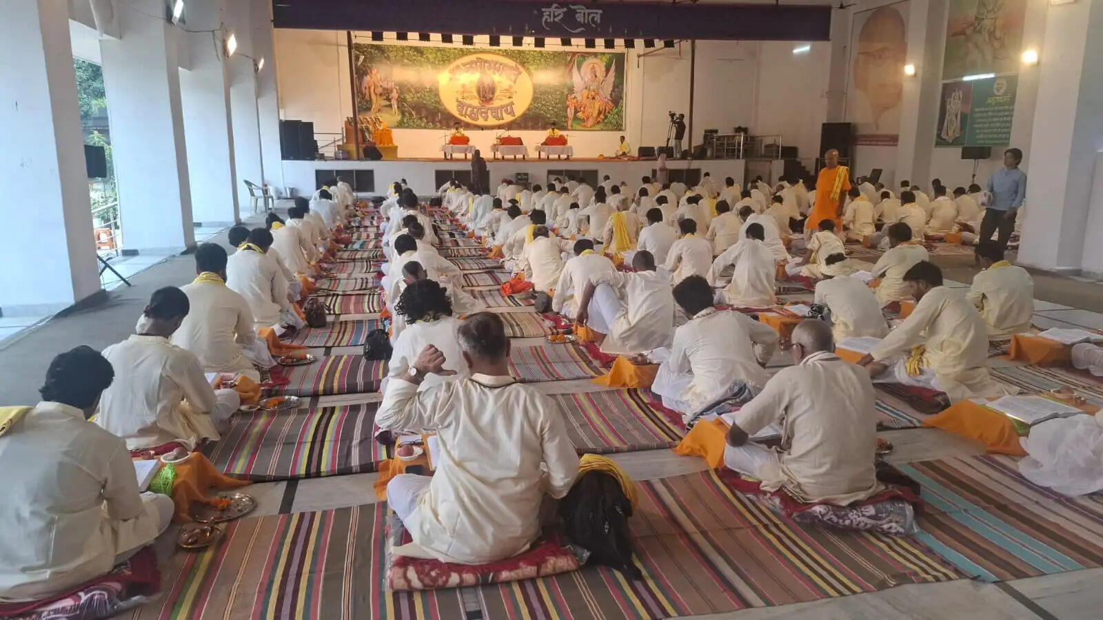 भगवान का नाम ही संसार सागर से पार होने का अमोघ अस्त्र : आचार्य योगेन्द्र मिश्र