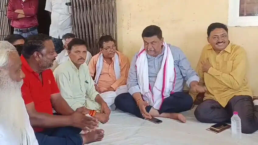 अलवर में सफाई कर्मचारियों की नियुक्ति पर विवाद, वन मंत्री संजय शर्मा निगम में धरने पर बैठे, बोले- कलेक्टर रहने लायक नहीं