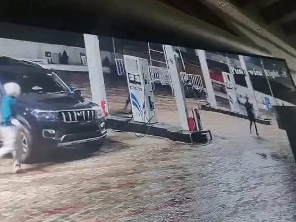 मंडला&nbsp;में&nbsp;एक मिनट में पेट्रोल पंप पर लूट,&nbsp;दीवार फांदकर पहले पहुंचा नकाबपोश