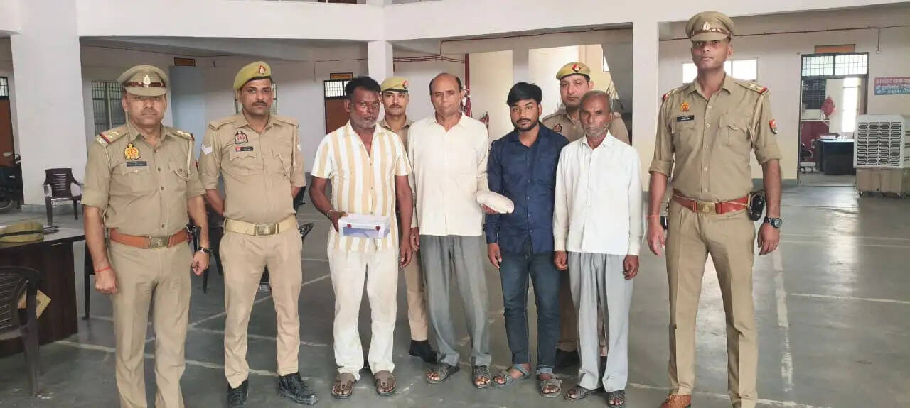 पक्षियों का शिकार करने वाले चार अभियुक्त गिरफ्तार