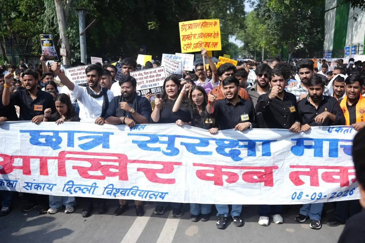 अभाविप ने निकाला छात्र सुरक्षा मार्च, निगमायुक्त के इस्तीफे की मांग