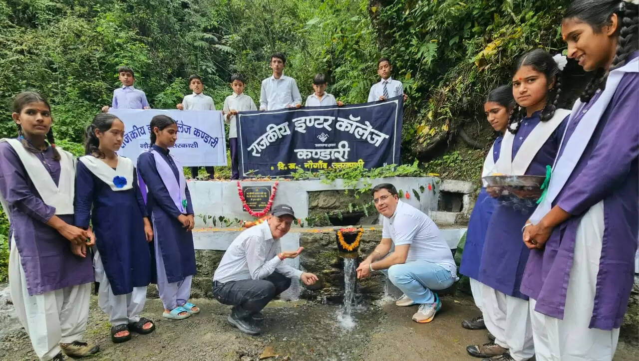 छात्रों की अनूठी मिसाल, पारंपरिक जल स्रोतों की स्वच्छता कर की पूजा