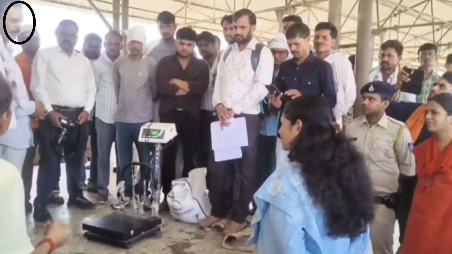 सागर में उपार्जन केंद्र पर गड़बड़ी उजागर, किसानों की उपज अधिक तौलने पर प्रबंधक को नोटिस