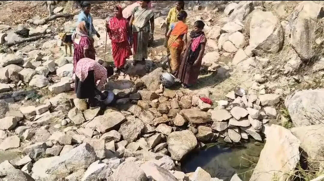 कोरबा : पहाड़ की चोटी पर बसा आमापानी, जहां आज भी पानी, सड़क और बिजली के लिए संघर्ष कर रहे ग्रामीण