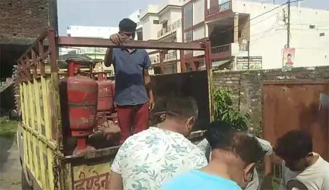 2500 में सिलेंडर: हल्द्वानी में ब्लैक मार्केट का खुलासा