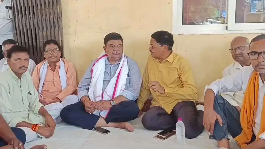 अलवर में सफाई कर्मचारियों की नियुक्ति पर विवाद, वन मंत्री संजय शर्मा निगम में धरने पर बैठे, बोले- कलेक्टर रहने लायक नहीं