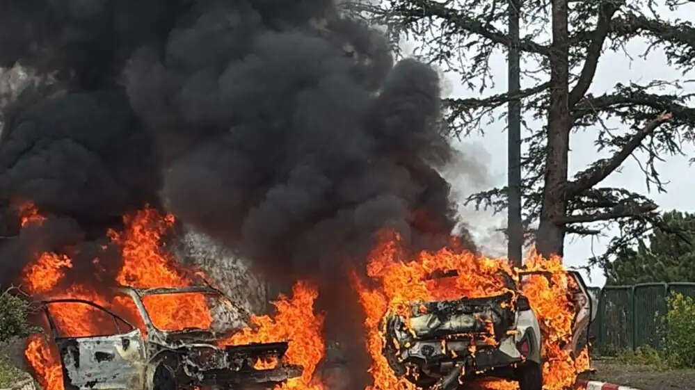 हिजबुल्लाह ने उत्तरी इजराइल में दागीं मिसाइलें, दो कारों में लगी आग, एक व्यक्ति की मौत