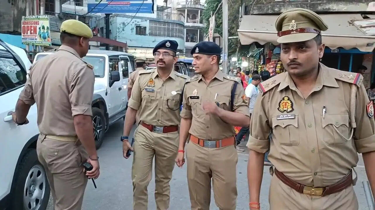 रमज़ान और त्योहारों के मद्देनज़र गोरखपुर में पुलिस का फ्लैग मार्च