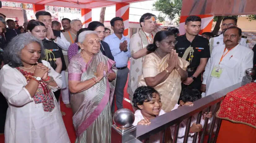 राष्ट्रपति मुर्मु ने नीम करौरी बाबा आश्रम पहुंचकर माथा टेका