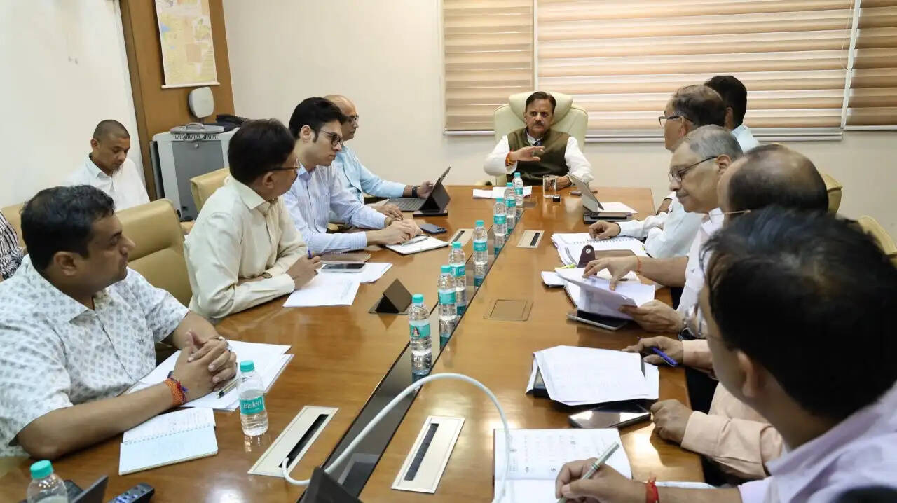 अस्पताल भवन बनते ही उपकरण, फर्नीचर और स्टाफ भी तैयार रखें: उपमुख्यमंत्री शुक्ल