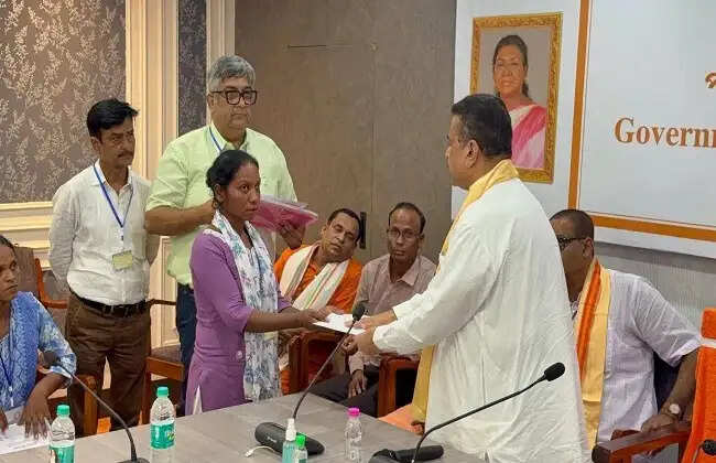 सिक्किम सुरंग हादसे में जान गंवाने वाले बंगाल के श्रमिकों के परिजनों को आर्थिक सहायता और नौकरी, मुख्यमंत्री ने सौंपे नियुक्ति पत्र