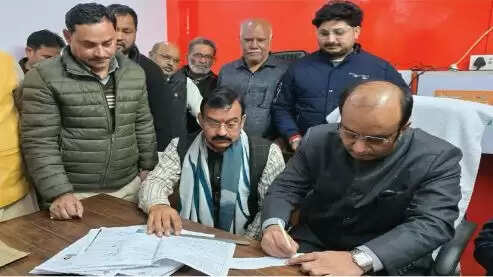 भाजपा कार्यकर्ताओं के साथ सुधांशु त्रिवेदी ने मतदाताओं के फॉर्म-6 भरवाये