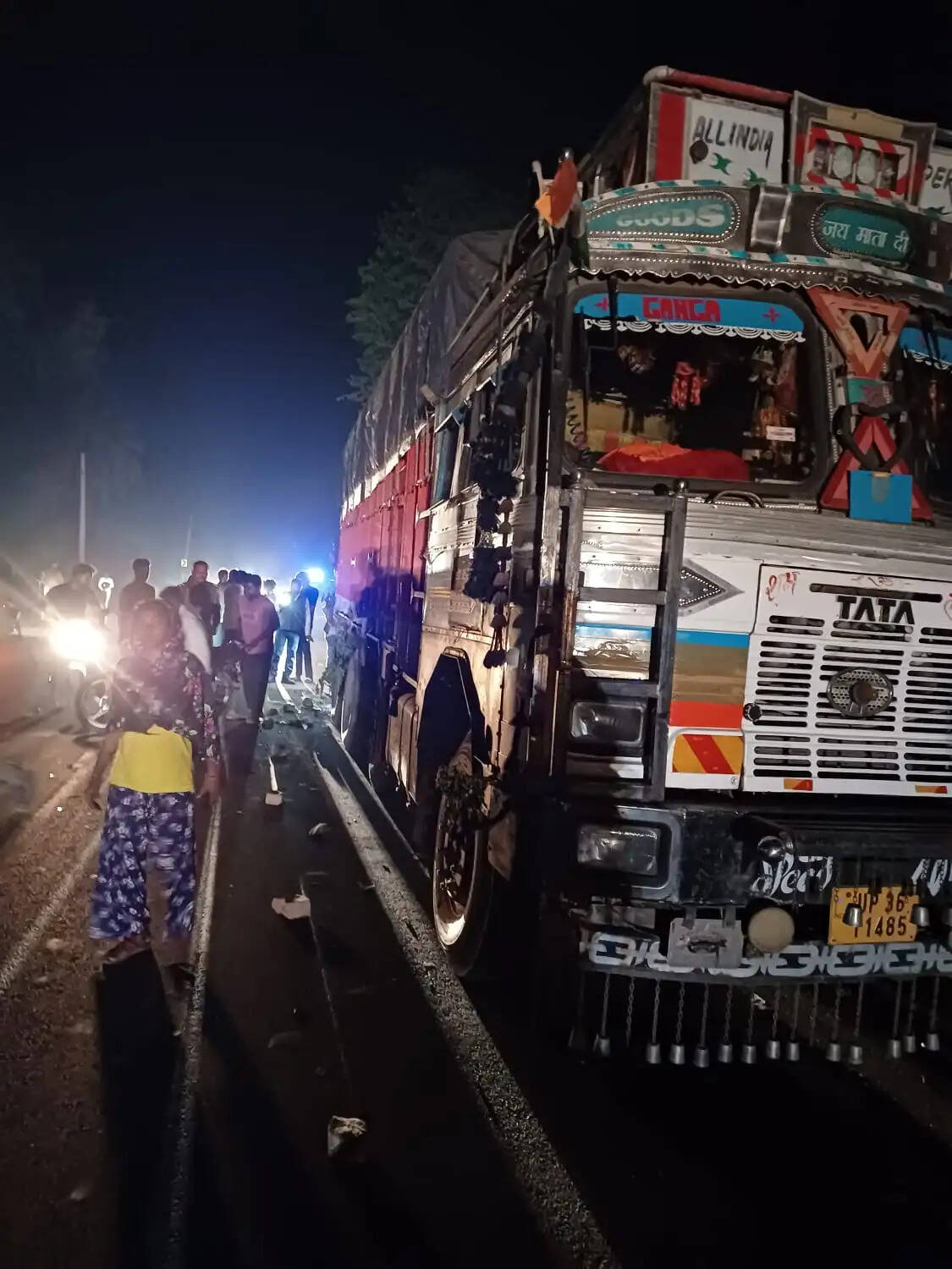 सड़क दुर्घटना में तीन की मौत, चार घायल