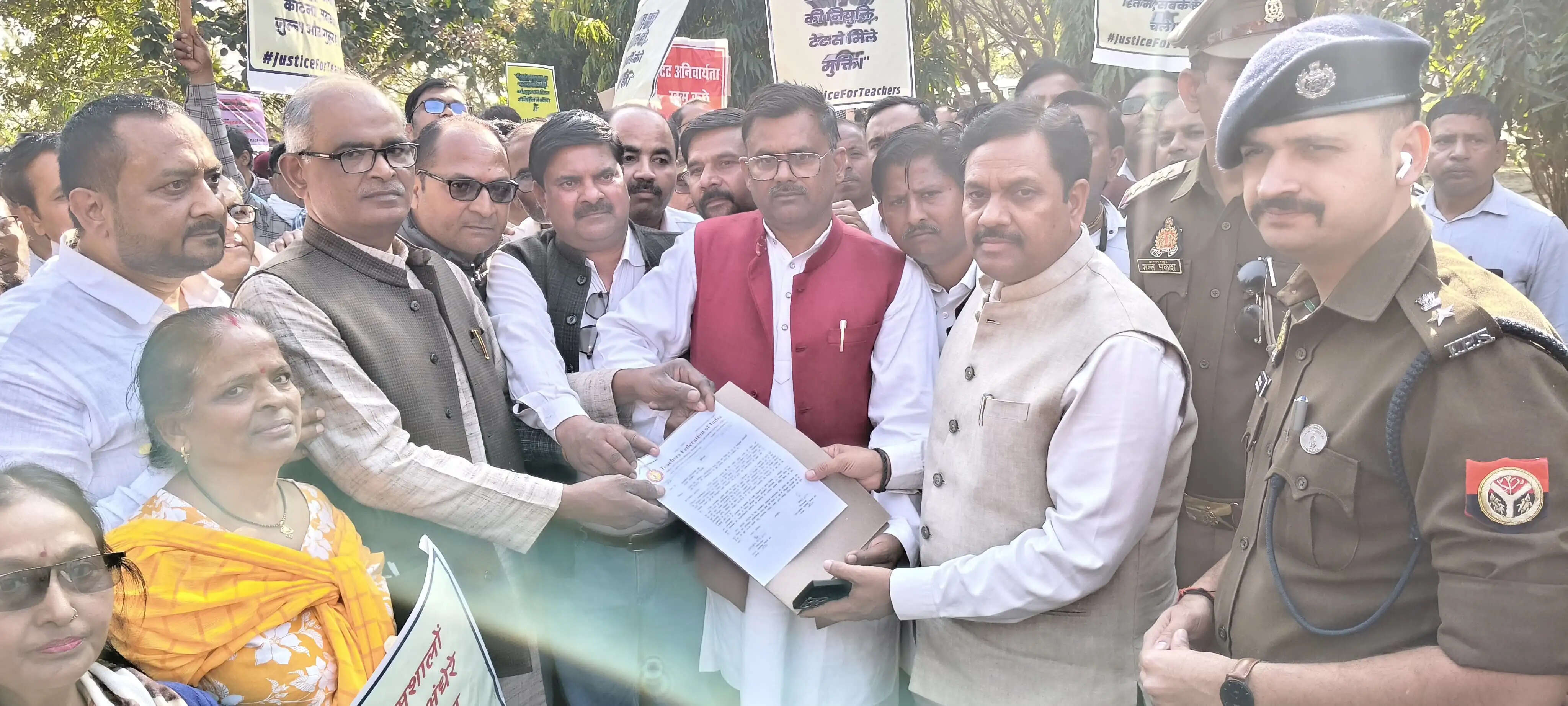 टेट की अनिवार्यता के विरोध में शिक्षकों का धरना-प्रदर्शन, प्रधानमंत्री को भेजा ज्ञापन