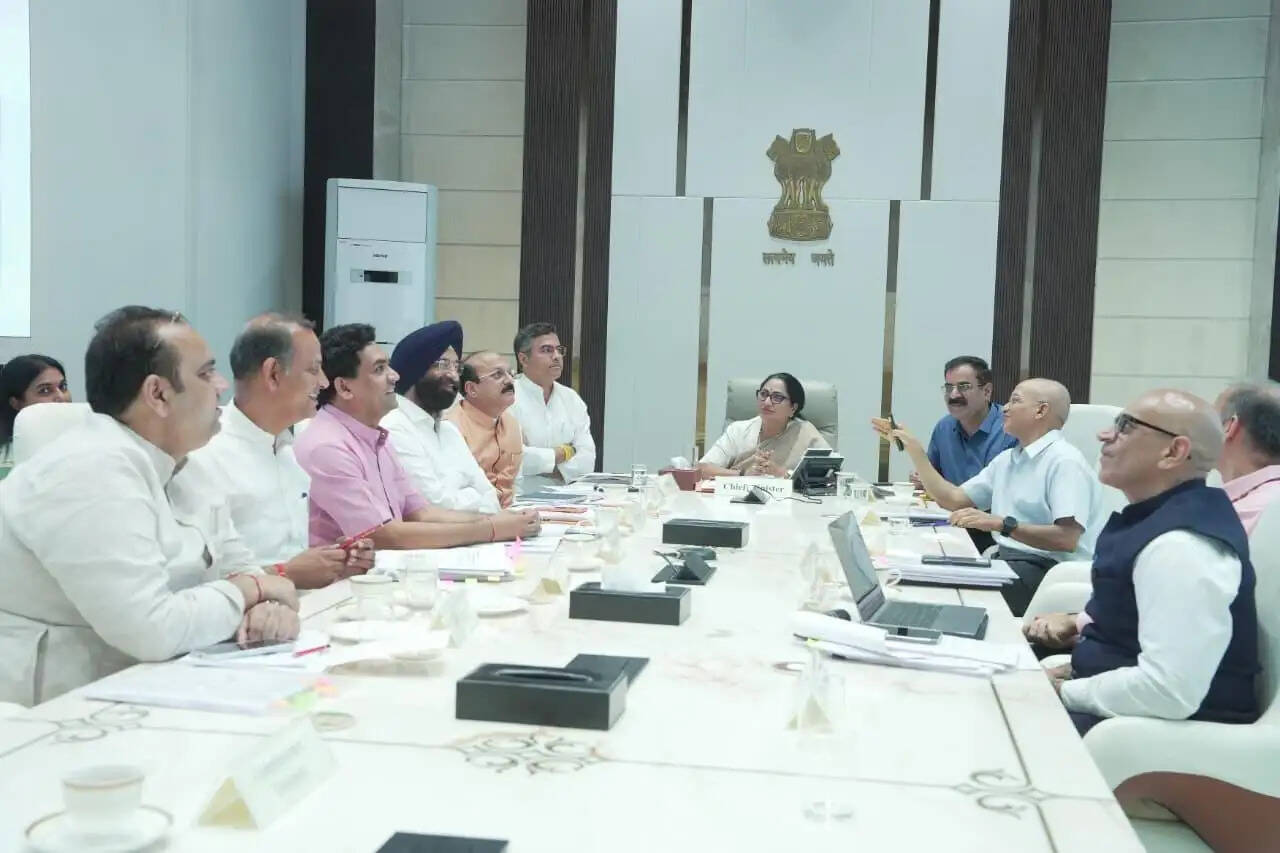 दिल्ली में श्रमिकों को मिलेगा 2 लाख और पूरे परिवार को 10 लाख तक का कैशलेस उपचार