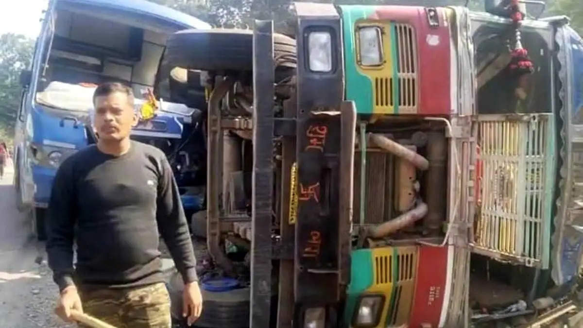 तेज रफ्तार यात्री बस एक ट्रक से जा टकराई, 3 यात्रियों की मौत, 12 घायल, CM साय ने जताया शोक  