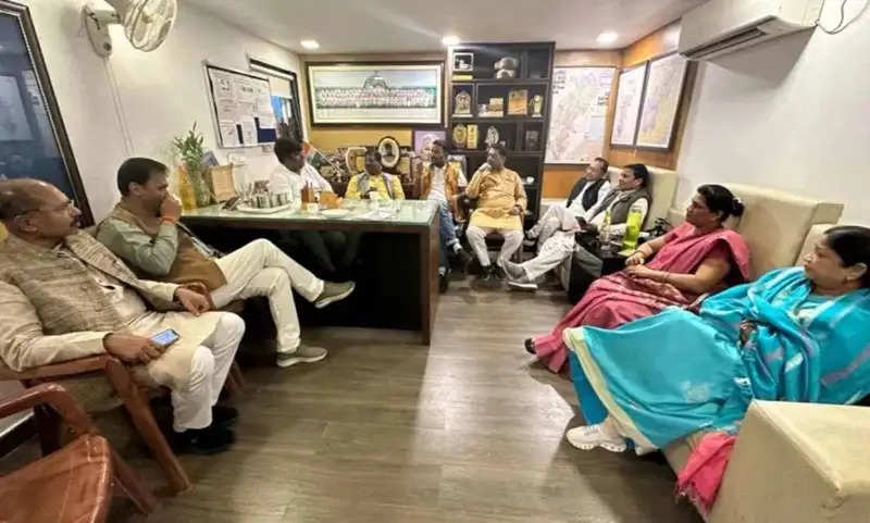  कांग्रेस के नाराज नेताओं की बैठक विनय जायसवाल के निवास में चल रही  