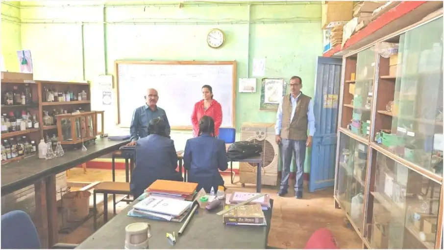 डीईओ ने किया स्कूलों का निरीक्षण, लापरवाह शिक्षकों पर गिरी गाज  